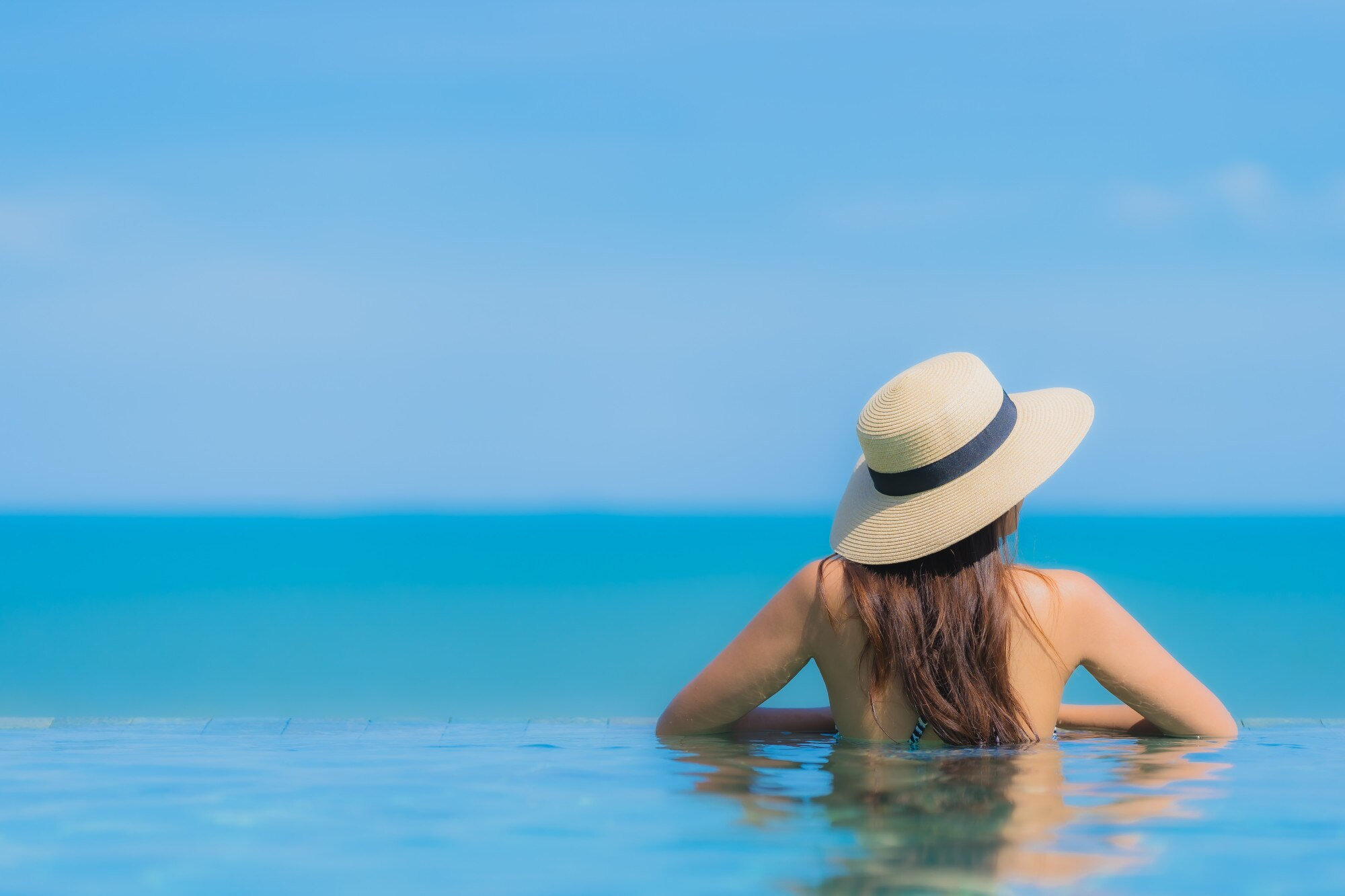 Relaxing traveler with hat on beach
